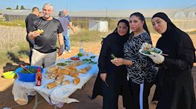 תלמידי בית הספר עתיד מלוד בהתנדבות למען החקלאות, צילום: יח"צ רשת עתיד